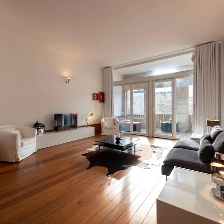 Fontainhas Flat: Balcony & Parking * Porto