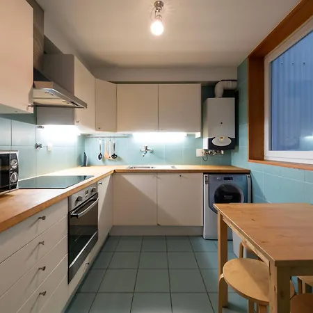 Fontainhas Flat: Balcony & Parking Porto