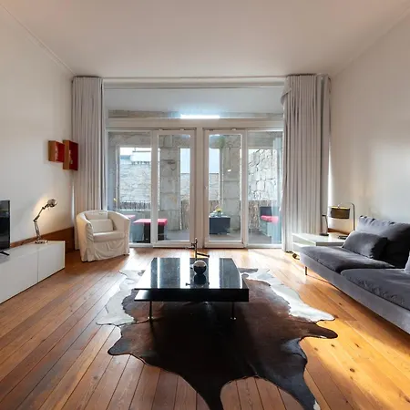 Fontainhas Flat: Balcony & Parking * Porto