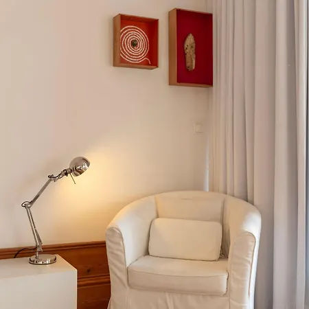 Fontainhas Flat: Balcony & Parking Porto