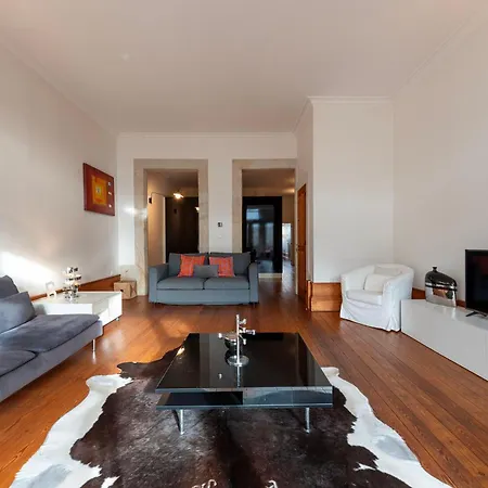 Fontainhas Flat: Balcony & Parking Porto