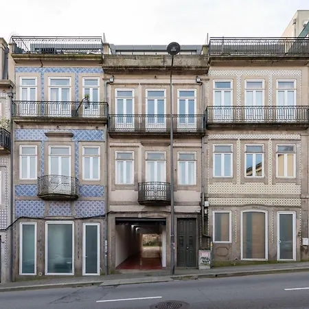 Fontainhas Flat: Balcony & Parking Apartment Porto