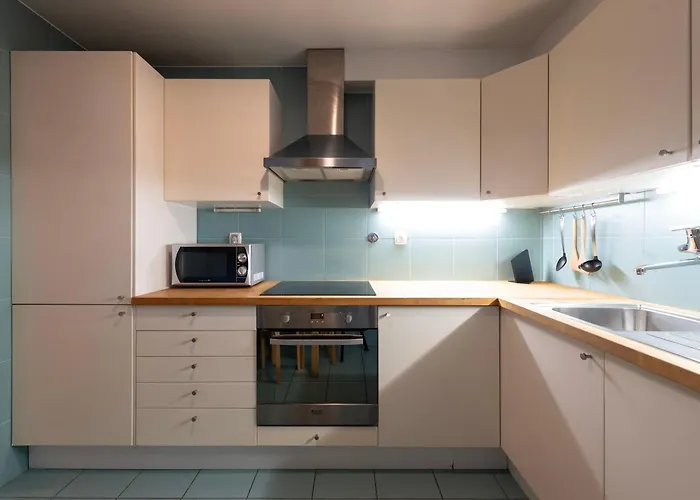 Fontainhas Flat: Balcony & Parking Oporto