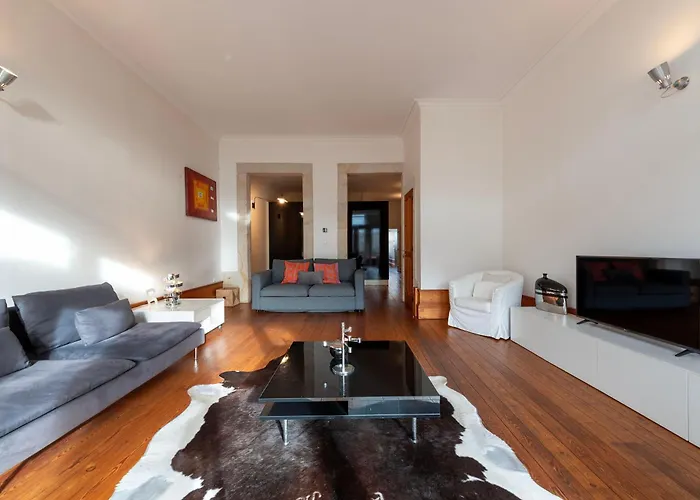 Fontainhas Flat: Balcony & Parking Oporto