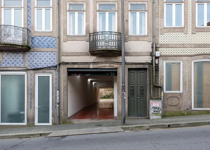 Fontainhas Flat: Balcony & Parking * Oporto