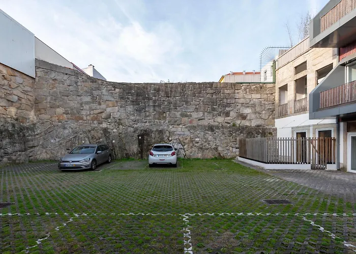 Fontainhas Flat: Balcony & Parking *