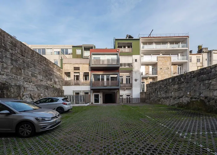 Fontainhas Flat: Balcony & Parking * Oporto