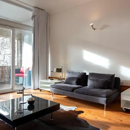 Fontainhas Flat: Balcony & Parking *