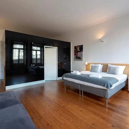 Fontainhas Flat: Balcony & Parking