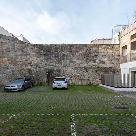 Fontainhas Flat: Balcony & Parking *