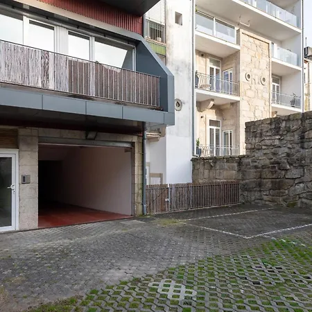 Fontainhas Flat: Balcony & Parking * Oporto