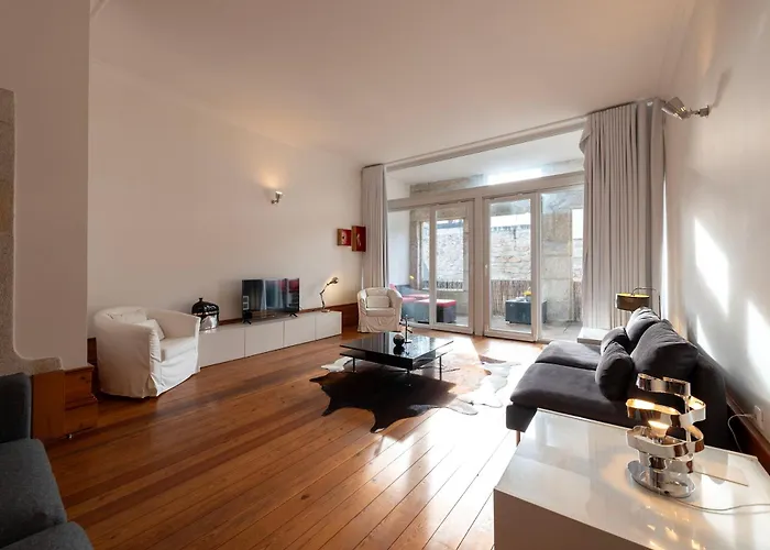 Fontainhas Flat: Balcony & Parking * Porto