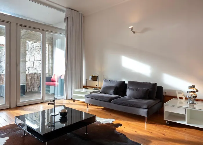 Fontainhas Flat: Balcony & Parking *