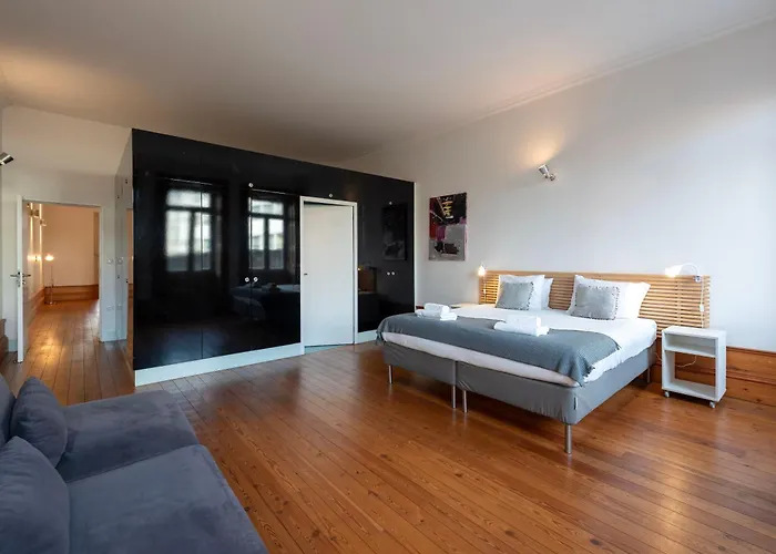 Fontainhas Flat: Balcony & Parking