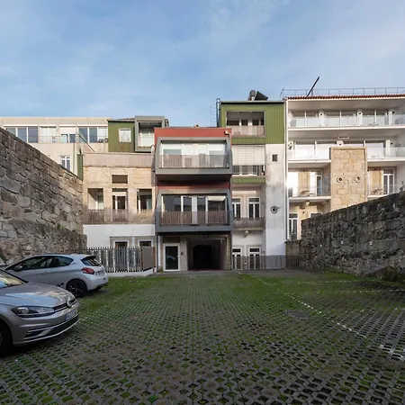 Fontainhas Flat: Balcony & Parking * ポルト