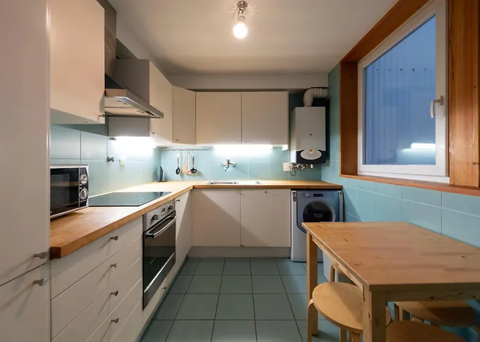 Fontainhas Flat: Balcony & Parking ポルト