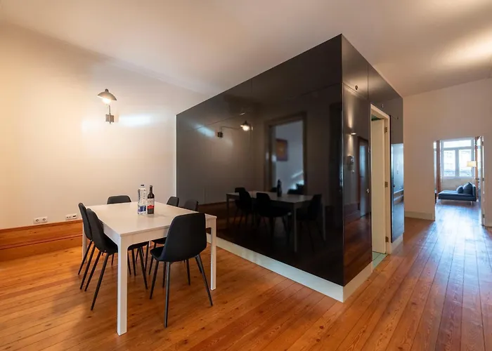 Fontainhas Flat: Balcony & Parking *