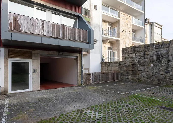 Fontainhas Flat: Balcony & Parking * ポルト