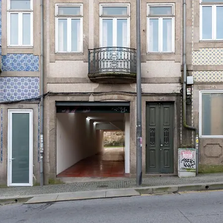 Fontainhas Flat: Balcony & Parking * Porto